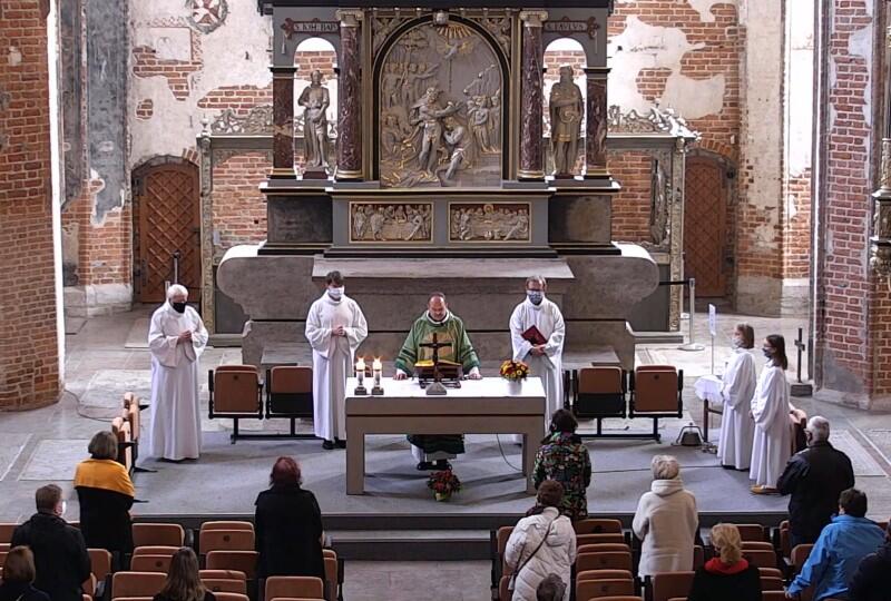 Kościół św Jana Niedzielna msza święta z liturgią o pannach