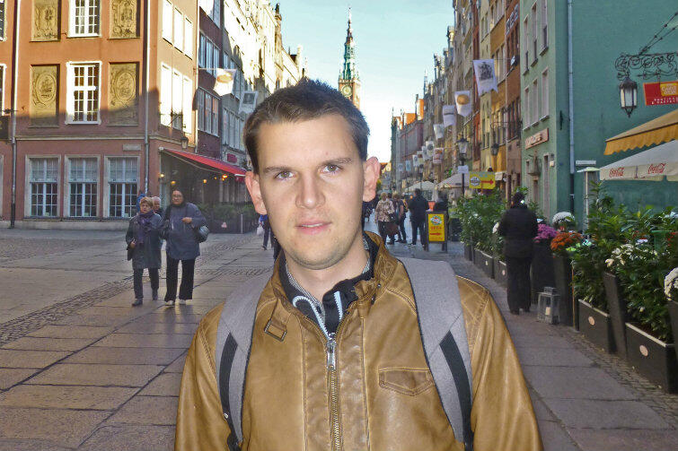 Marek Kowalik - krakus, który z wyboru zamieszkał w Gdańsku. Tutaj - na ul. Długiej.