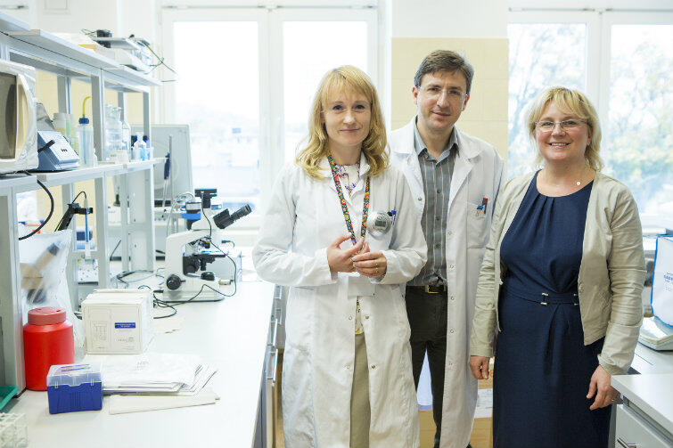 To właśnie tych troje tchnęło nadzieję w serca tysięcy rodziców i dzieci chorych na cukrzycę. Od lewej: dr hab. med. Natalia Marek-Trzonkowska, prof. Piotr Trzonkowski oraz prof. Małgorzata Myśliwiec, ordynator Oddziału Diabetologii Dziecięcej UCK.