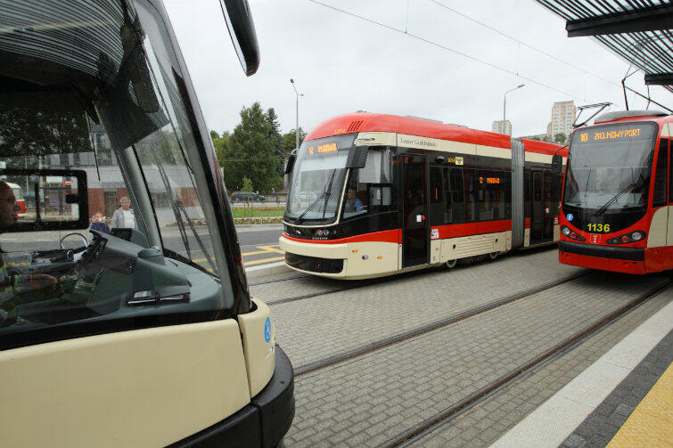 Pomysł na zmniejszanie samochodowych korków? Gdańsk od lat stawia na rozwój komunikacji publicznej. Jej mankamentem na niektórych trasach jest niewygoda związana z przesiadkami.