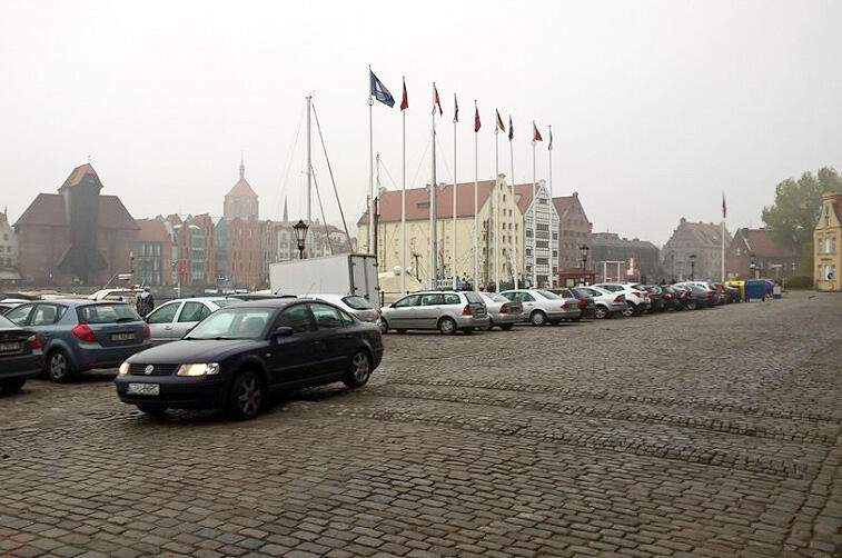 Potrójny policjant strzeże przejazdu przez Szafarnię
