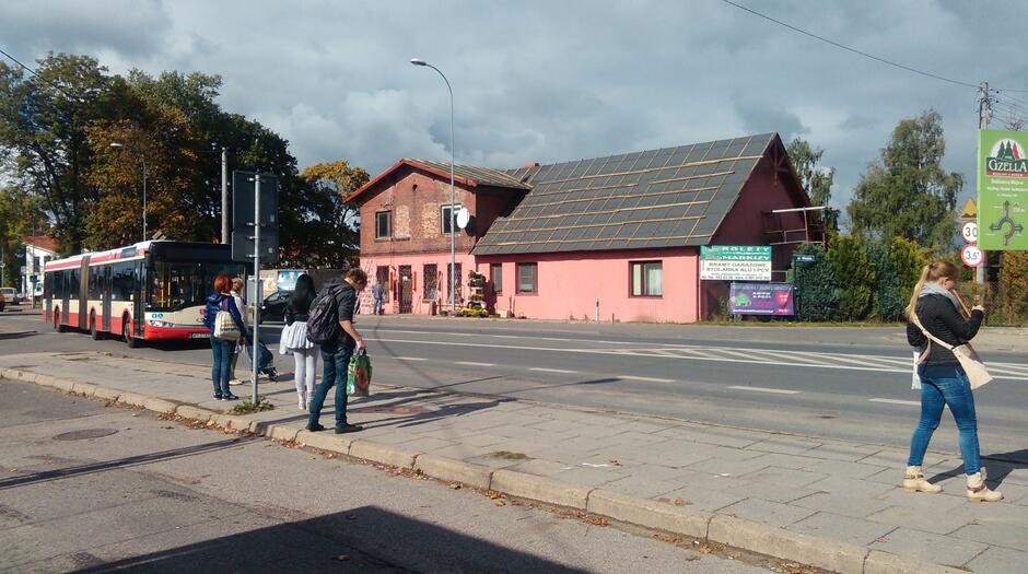 Przystanek w Chwaszczynie. Tym razem autobus linii 171, jadący w stronę Oliwy, przyjechał na czas