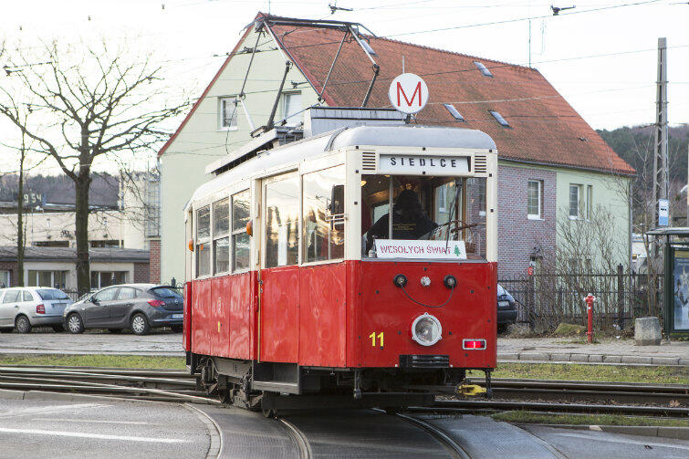 Ilu gdańszczan pamięta czasy, kiedy gdański ZKM miał tylko takie tramwaje? W mikołajki „enka” jeździła jako zabytek.