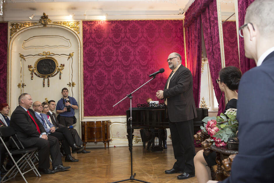 Prof. Grzegorz Węgrzyn w roli bardziej dla niego zwyczajnej. Tu podczas wręczenia Nagrody Miasta Gdańska dla Młodych Naukowców im. J. Uphagena za rok 2014.