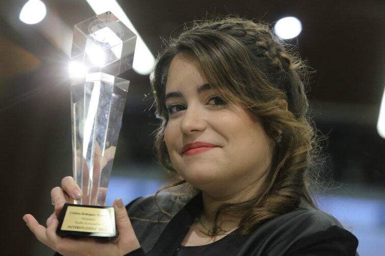 Cristina Rodríguez Álvarez ze statuetką zwycięzcy konkursu INTERSTUDENT.