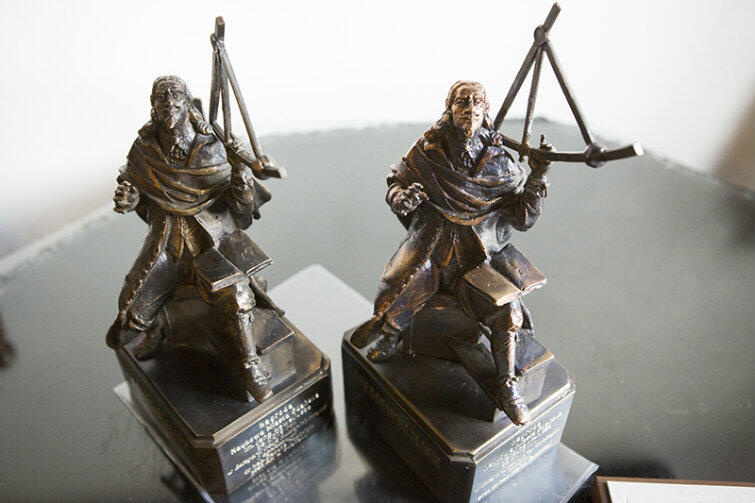 Statuetki Jana Heweliusza tuż przed przekazaniem ich w ręce laureatów.