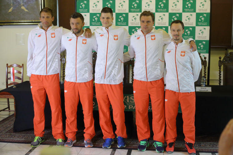 Polska drużyna na mecz z Argentyną. Stoją od lewej: Łukasz Kubot, Michał Przysiężny, Hubert Hurkacz, Marcin Matkowski i kapitan Radosław Szymanik