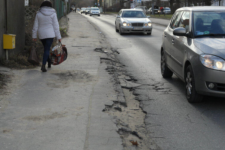 Chyba najbardziej dziś dziurawa jezdnia i najbardziej krzywe chodniki w Gdańsku do końca wakacji powinny się zmienić w równą jak stół drogę.