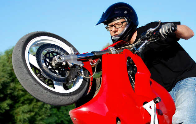 Wtargnął do tunelu na motocyklu, za nim gnał radiowóz. To nie pirat drogowy, to prezydent Gdańska.

