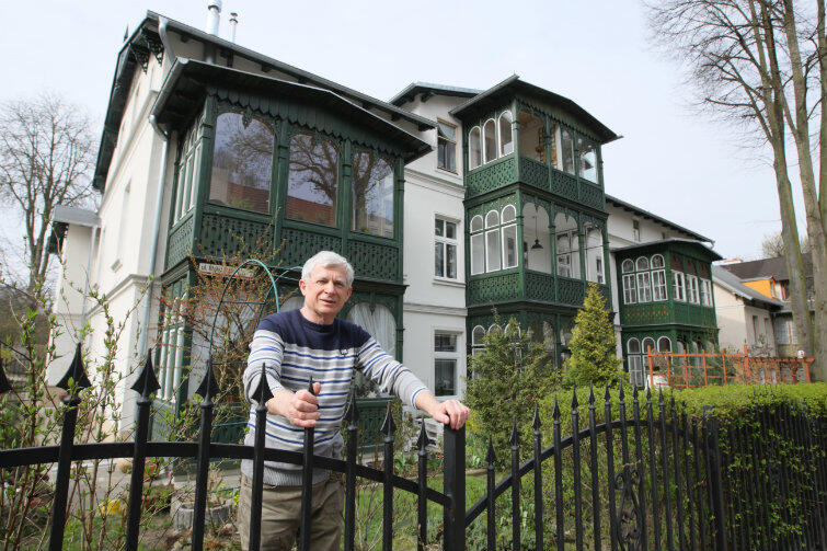 Pan Zbigniew z zarządu wspólnoty pozuje przed pięknie odnowionym domem przy ul. Matki Polki 7 (II miejsce w konkursie).