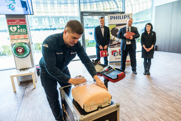 Urządzenie do ratowania życia znajduje się m.in. na gdańskim Stadionie Energa. Zastępca prezydenta Gdańska Andrzej Bojanowski (stoi z tyłu pośrodku) przygotowuje się do szkolenia.