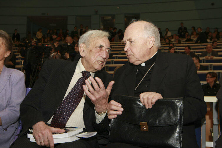 Rok 2009, konferencja naukowa „W przededniu wielkiej zmiany. Okrągły Stół” poświęcona 20. rocznicy obrad Okrągłego Stołu. Arcybiskup Tadeusz Gocłowski z Tadeuszem Mazowieckim. 
