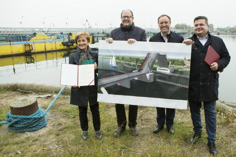 Planowany most w Sobieszewie. Od lewej Magdalena Kołodziejczak - wójt gminy Pruszcz Gd., Paweł Adamowicz - prezydent Gdańska, Mieczysław Struk - marszałek województwa i Paweł Orłowski, wiceminister rozwoju regionalnego w poprzednim rządzie (PO).