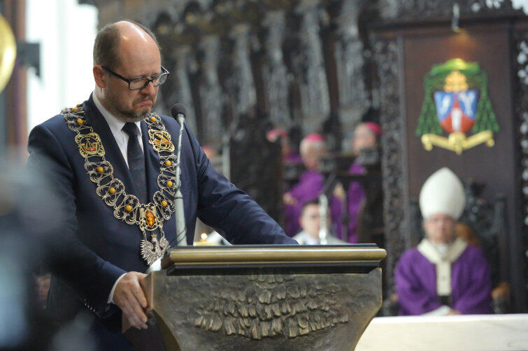 W trakcie przemówienia głos prezydenta Adamowicza załamał się, w oczach stanęły łzy i przez blisko minutę wyraźnie widoczna była walka o opanowanie emocji.