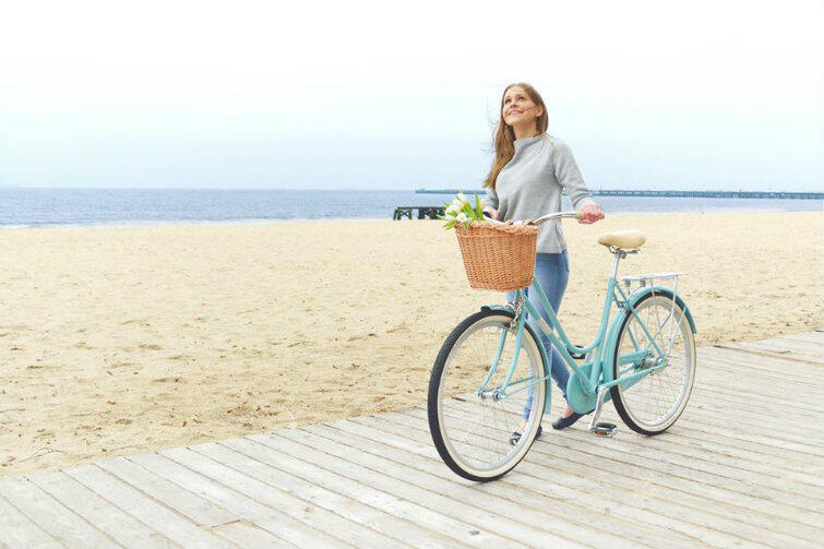 Błękitna jak niebo nad bezchmurną plażą - Gdynia.