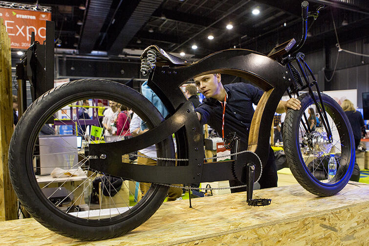Rower - produkt startupu Vasari i jego konstruktor Daniel Rybiński.