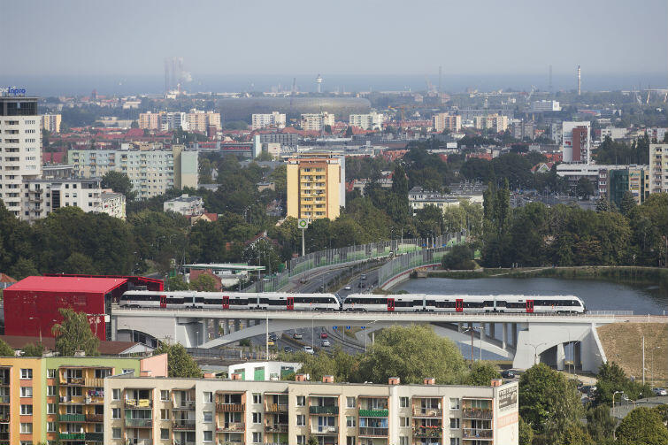 Przejazd szynobusu trasą PKM po wiadukcie nad ul. Słowackiego w Gdańsku, po lewej przystanek PKM Niedźwiednik