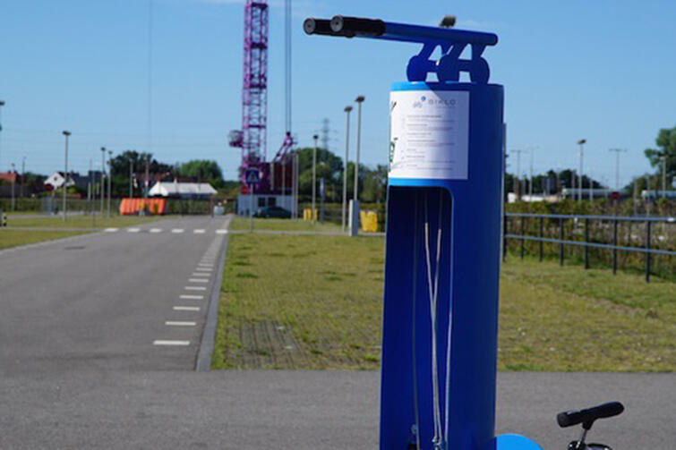 Takie stacje rowerowe, tylko że w kolorze grafitowym, będą do dyspozycji jeszcze w czerwcu na Przymorzu.

