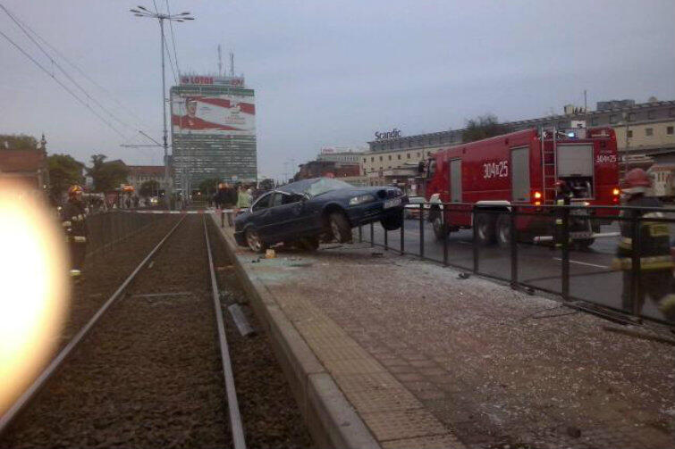 Sytuacja na przystanku, krótko po tym, jak kierowca BMW stracił panowanie nad autem.