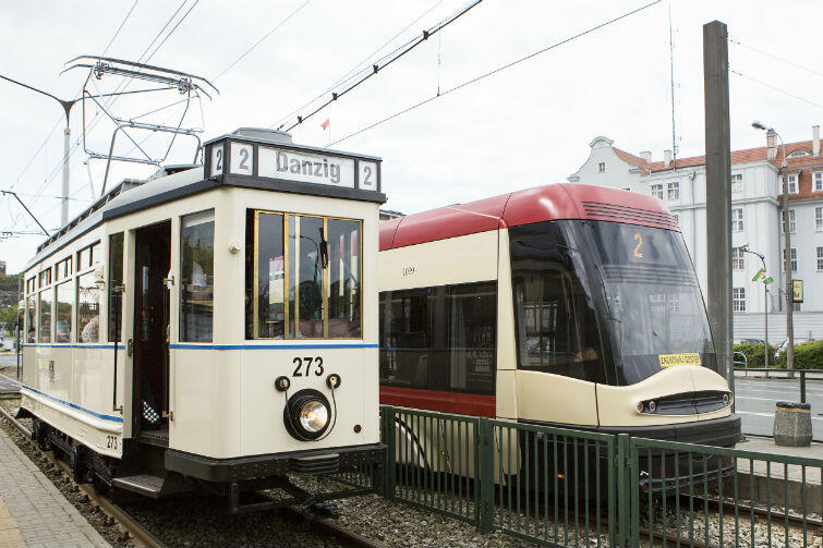 Zabytkowy Ring z 1930 roku i tramwaj współczesny