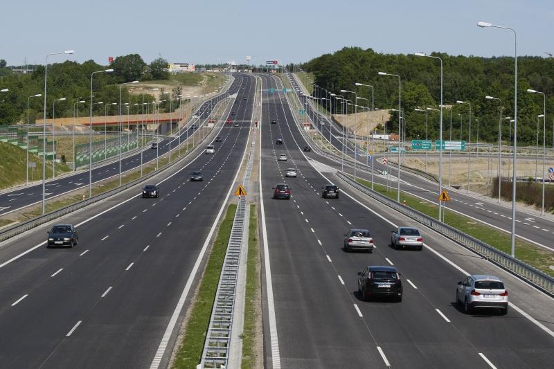 Wyścig na trasie Katowice - Gdańsk zakończył się w zasadzie remisem, z lekkim wskazaniem na samochód.