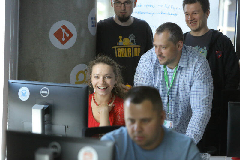 Finał kursu dla junior front-end developerów w infoShare. Potencjalni pracodawcy wypróbowują gry stworzone przez kursantów.