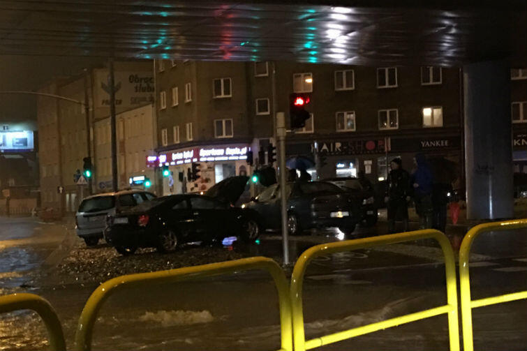Część samochodów znalazła schronienie na chodniku pod wiaduktem