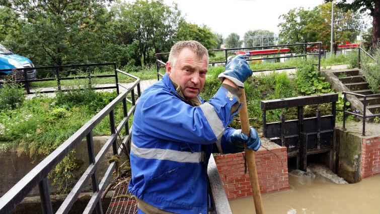 Pan Marcin, jak wielu jego kolegów, przez całą noc walczył z żywiołem