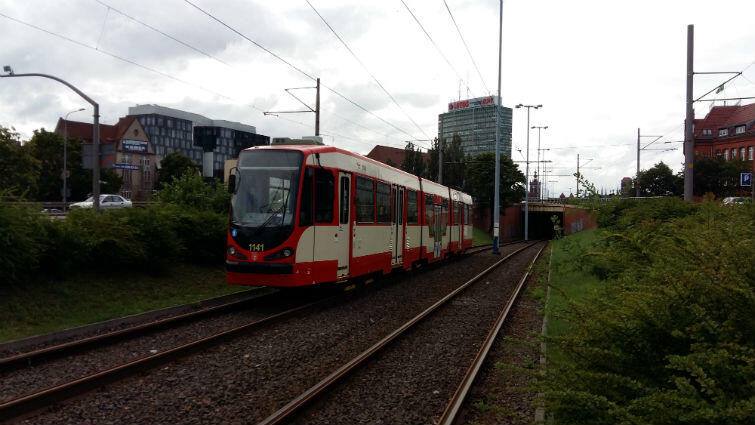 Unieruchomiony tramwaj przy Placu Zebrań Ludowych - zepsuł się w nocy zalany przez deszcz