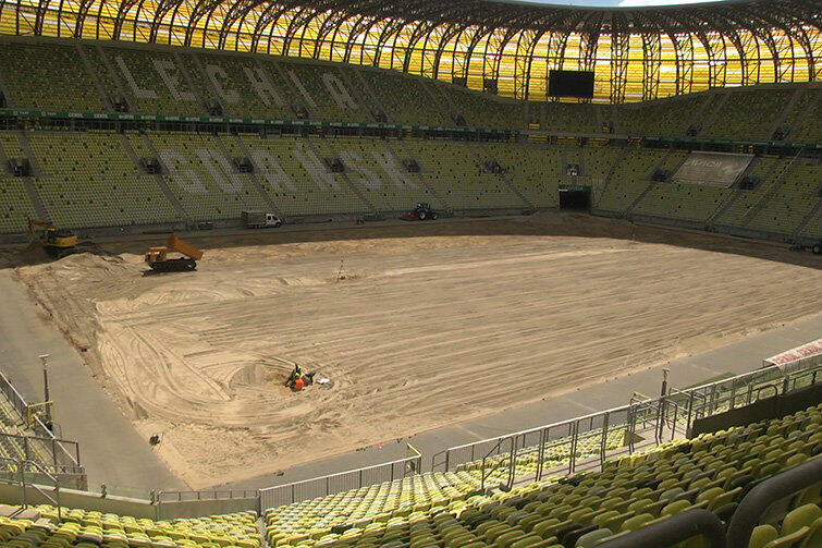 Na razie płyta Stadionu Energa Gdańsk wygląda jak jedna wielka piaskownica, ale już wkrótce ma tu być murawa lepsza niż kiedykolwiek.