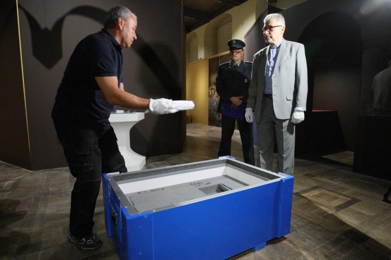 Na zdjęciu widać, jak duża i solidna jest skrzynia, w której pod eskortą przywieziono Dagome Iudex. Inne eksponaty też były bardzo dobrze chronione w drodze z Watykanu do Gdańska.
