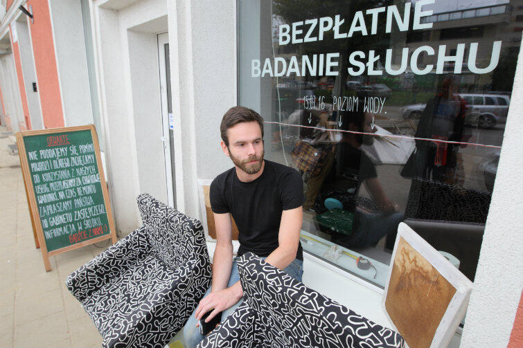 Łukasz Kowalczyk z zalanego salonu aparatów słuchowych mówi, że nie przysługuje mu pomoc finansowa z MOPR, mimo, że jeszcze kilka dni, tygodni bez pracy i nie będzie miał na chleb. Na szybie: poziom wody z piątku...