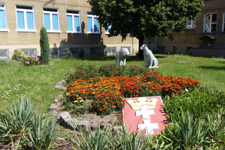 Skwer przed szkołą zdobi herb Gdańska i dwie lwie figury. Dyrekcja robi co może, by 55-tka była pozytywnym miejscem na mapie Nowego Portu. Przestępstwa popełnione przez księgową zniszczą dobry wizerunek szkoły?