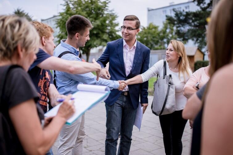 Spotkanie radnych i mieszkańców: od lewej Andrzej Skiba, Mateusz Błażewicz, w środku Cezary Śpiewak-Dowbór, przewodniczący zarządu dzielnicy Brzeźno oraz Daria Dampc-Dowbór, radna dzielnicy, żona Cezarego Śpiewaka.
