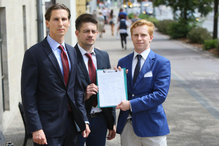 Kacper Płażyński, Mateusz Błażewicz i Andrzej Skiba zapowiadają złożenie pozwu zbiorowego przeciwko miastu.