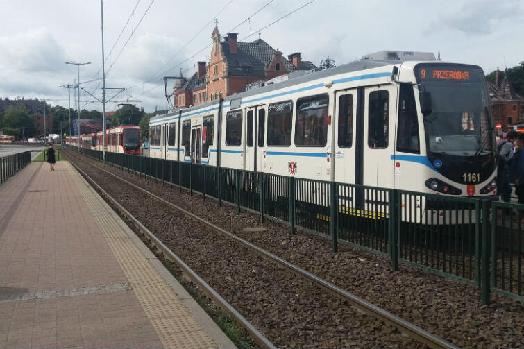Przystanek Dworzec Główny, godz. 10.10. Sznur tramwajów czeka na swoją kolej przejazdu