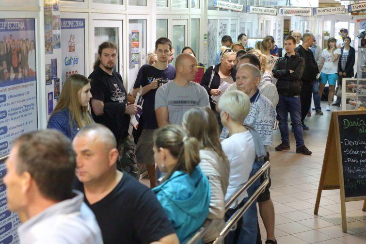 Takie kolejki to już przeszłość, teraz rejestracja pojazdu przebiega znacznie szybciej
