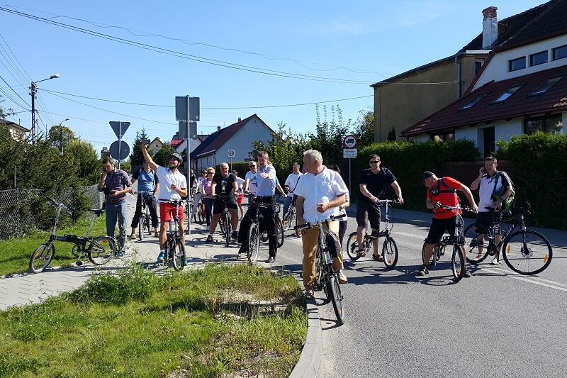 Remigiusz Kitliński - gdański oficer rowerowy pokazuje olsztynianom gdańskie rozwiązania rowerowe podczas przejażdżki
