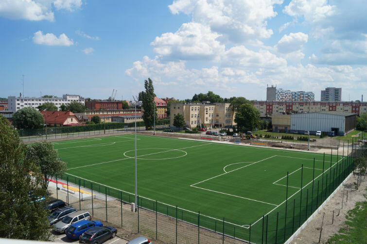 Boisko ma wymiary 60x100 metrów