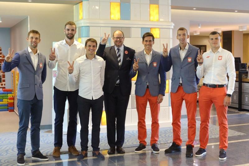 Prezydent Gdańska Paweł Adamowicz z gdańskimi olimpijczykami. Stoją od lewej: Paweł Kołodziński, Mateusz Mika, Łukasz Przybytek, prezydent Paweł Adamowicz, Piotr Myszka, Miłosz Jankowski i Mateusz Biskup