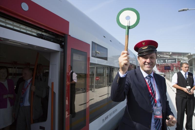 Marszałek Mieczysław Struk podczas inauguracji PKM we wrześniu 2015 r. Po roku funkcjonowania nowej sieci połączeń także może być zadowolony
