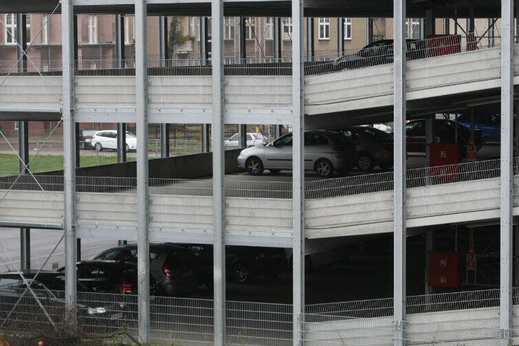 Parkingi kubaturowe nie są w Gdańsku nowością - istnieją dwa: przy City Forum i przy ul. Jana z Kolna (na zdjęciu). Inwestorzy nie spieszą się do budowy kolejnych, bowiem problemem jest dochodowość tego typu obiektów poza sezonem turystycznym.