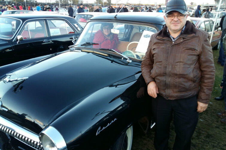 Paweł Wirkus i jego wołga GAZ-21 z 1957 r.