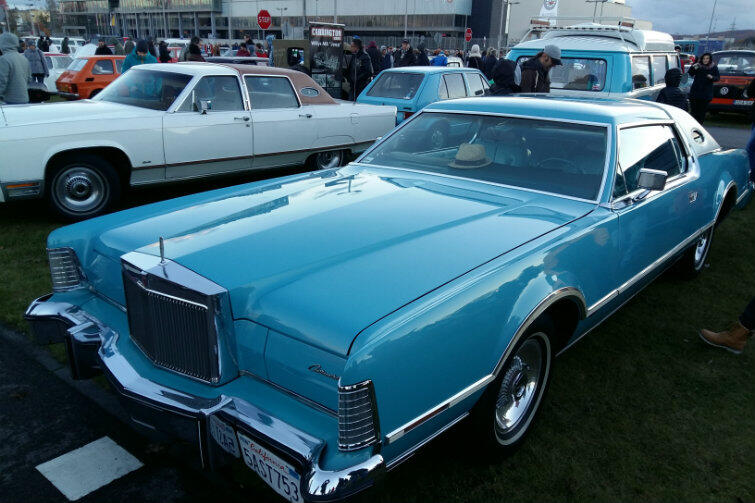 Piękny amerykański krążownik szos - Lincoln Continental. Obok stoi drugi egzemplarz, w nieco gorszym stanie