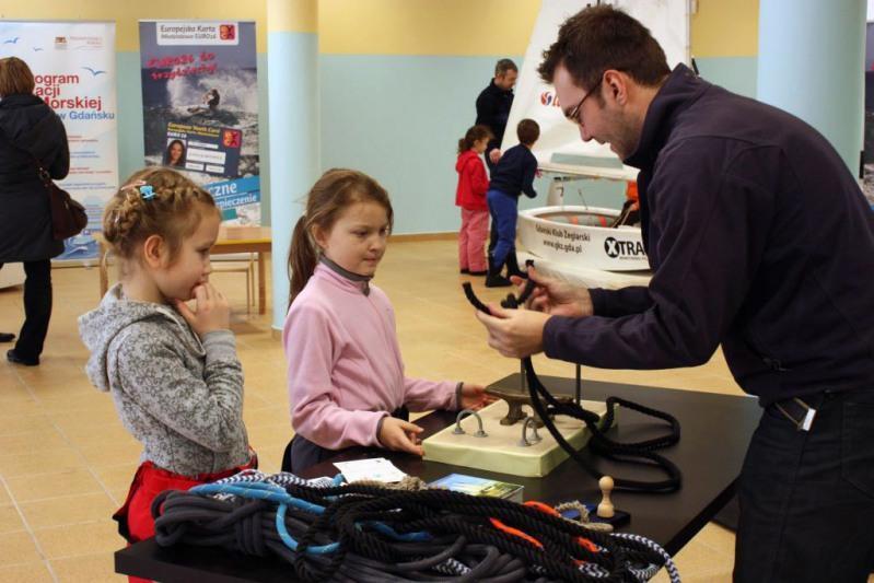 Nauka wiązania węzłów podczas ferii z Programem Edukacji Morskiej