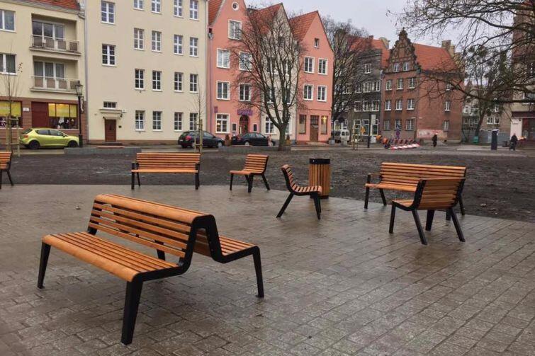 Drewniane ławki nie tylko są wygodne, ale zwiększają również estetykę miejsca