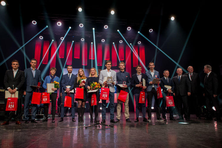 Piotr Myszka (w środku) na scenie Opery Bałtyckiej w gronie najlepszych gdańskich sportowców 2016 roku