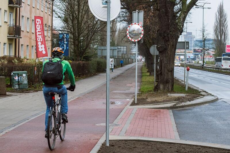 Wyniesienie chodnika i drogi rowerowej powyżej poziomu jezdni, tu: skrzyżowanie ul. Chopina i al. Grunwaldzkiej. Takie rozwiązanie będzie w Gdańsku standardem. W z.r. prócz wyniesień zrealizowanych w ramach BO, wykonano je także na tym skrzyżowaniu i na dwóch przy ul. Kartuskiej