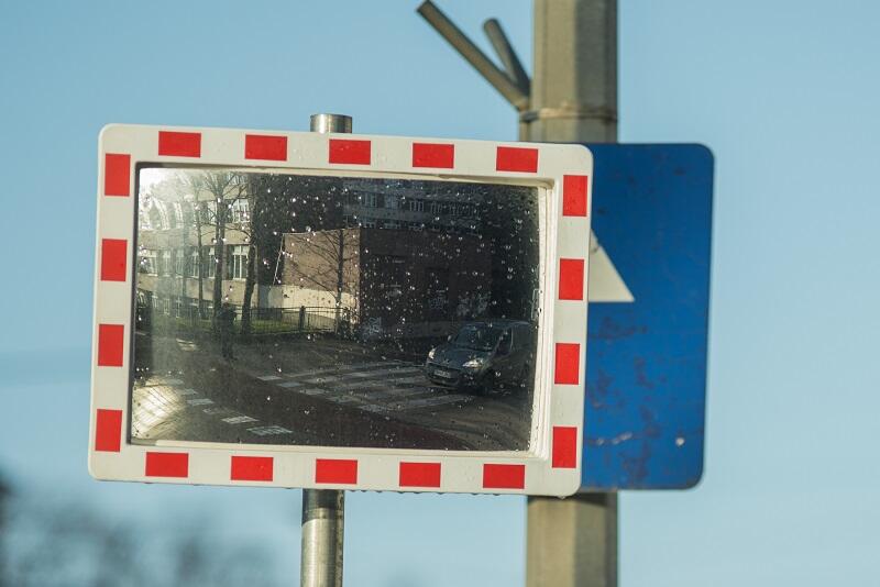 Dobra widoczność równa się bezpieczeństwo - jedno z luster obserwacyjnych dla kierowców zamontowanych w ramach realizacji projektu z BO`2016