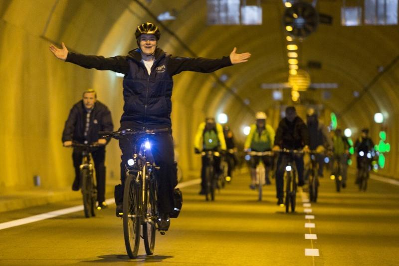 Rowerzyści dwukrotnie mogli przejechać w zeszłym roku tunelem pod Martwą Wisłą: w kwietniu, w przeddzień otwarcia inwestycji (na zdjęciu) i w czerwcu podczas WPR. Czy będzie taka opcja w przyszłości?